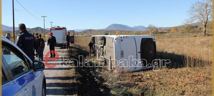 Λεωφορείο του ΚΤΕΛ με μαθητές έπεσε σε χωράφι και ανετράπη – Δεν τραυματίστηκαν [εικόνες]
